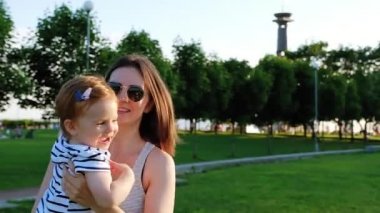 İle beautyful bebek kızı çevresinde dönen Genç Anne