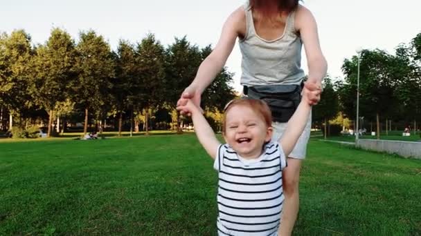 Jeune jolie mère avec son mignon petit rire bébé fille — Video