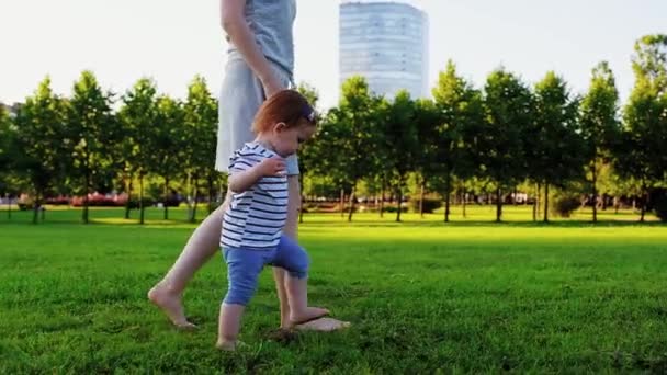 Ung flot mor med sin søde lille grinende baby datter – Stock-video