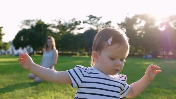 Милая маленькая девочка ходит по траве — стоковое видео