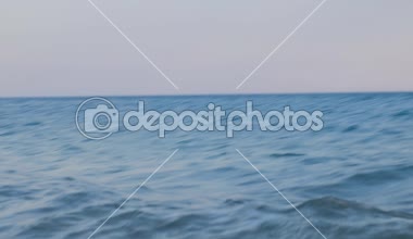 Bir kişinin bakış açısı kıyıya bakıyor. Açık suda hayatta kalmaya çalışan bir kişinin birinci şahıs görünümü. Düşük görüş açısı. Su yüzeyine yakın 4k video görüntüleri