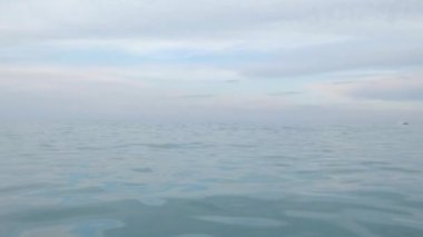 Bir kişinin POV. Su üzerinde kalmaya çalışan bir kişinin birinci şahıs görünümü. Düşük görüş açısı. Su yüzeyine yakın 4k video görüntüleri