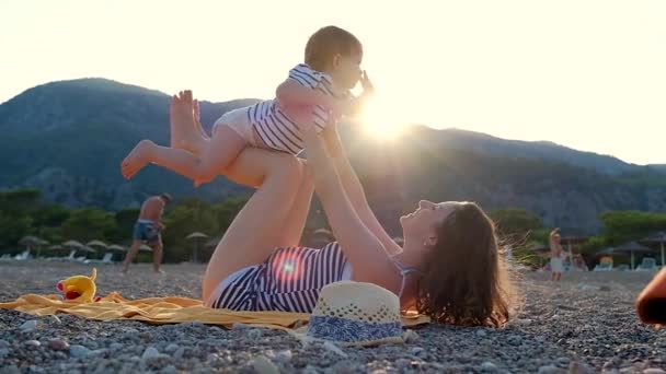 Jovem Mãe Com Sua Menina Divertir Sentado Uma Praia Dia — Vídeo de Stock