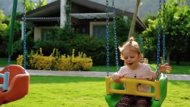 Jolie Petite Fille Souriante Balançant Sur Une Balançoire Coucher Soleil — Video