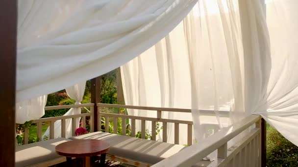 Beyaz Perdeler Ile Açık Ahşap Çardak Bahçe Köşk Sunset Teki — Stok video