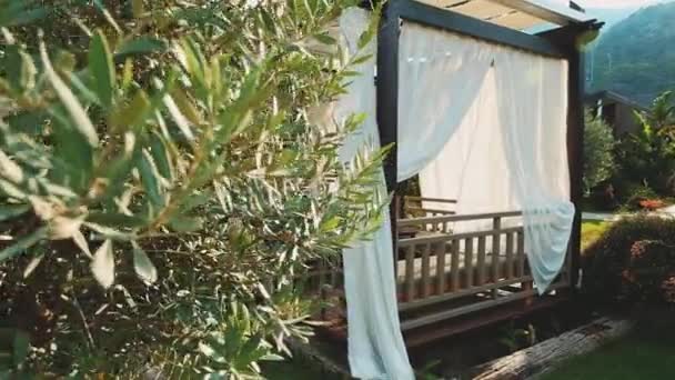 Buiten Houten Prieel Met Witte Gordijnen Tuin Paviljoen Zonsondergang Zomer — Stockvideo