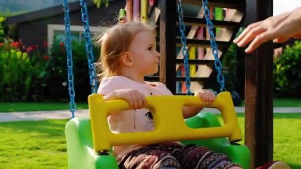 Jolie Petite Fille Souriante Balançant Sur Une Balançoire Coucher Soleil — Video