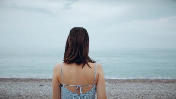 Junge Frau Geht Einem Strand Das Meer Sommer Bewölkten Tag — Stockvideo