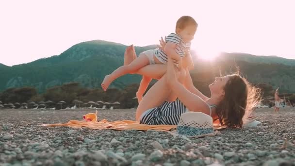 Νεαρή Μητέρα Κοριτσάκι Μωρό Διασκεδάσουν Κάθεται Μια Παραλία Καλοκαιρινή Μέρα — Αρχείο Βίντεο