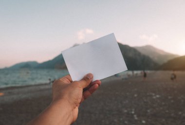 Kağıt Not el etkileyici bir manzara geçmiş boş. Seyahat ve tatil kavramı. Herhangi bir metin ile beyaz kağıda.