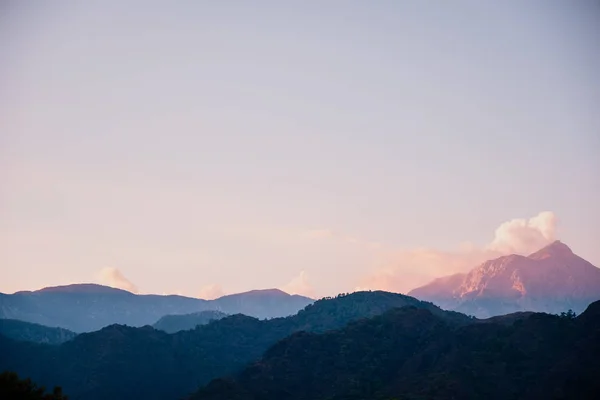 Hermosa puesta de sol en el paisaje de las montañas . —  Fotos de Stock