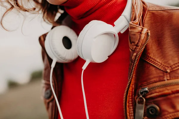 Beautiful young woman in casual clothes with white headphones in summer day — Stock Photo, Image