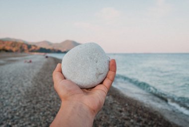 El sahilde muhteşem manzara arka plan üzerinde beyaz çakıl taşı. Seyahat ve tatil kavramı