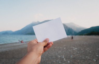 Kağıt Not el etkileyici bir manzara geçmiş boş. Seyahat ve tatil kavramı. Herhangi bir metin ile beyaz kağıda.