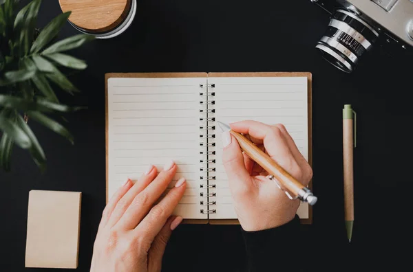 Top view of a flat lay woman's hand writes a note — Stock Photo, Image