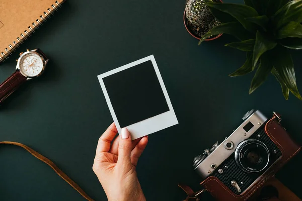 Düz yatıyordu kadın el boş bir polaroid atış tutar — Stok fotoğraf