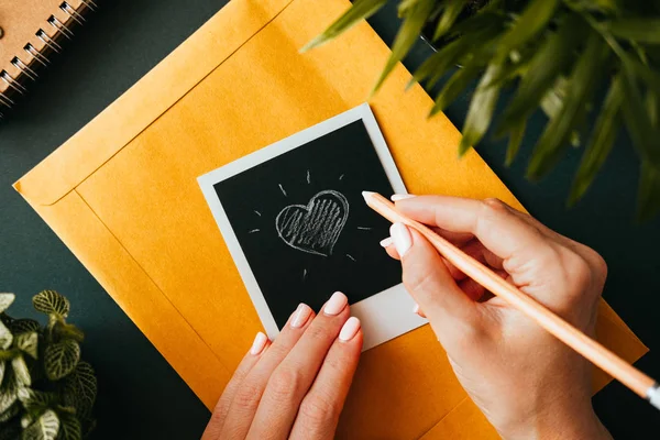 Top view flat lay female hand drew a heart — Stock Photo, Image