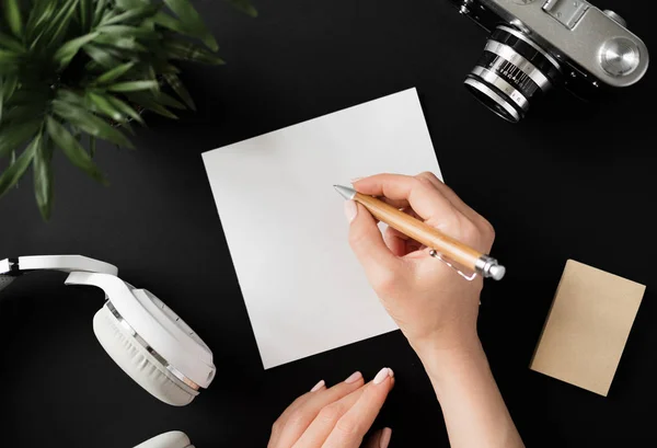 Top view of a flat lay female hand writes a note — Stock Photo, Image