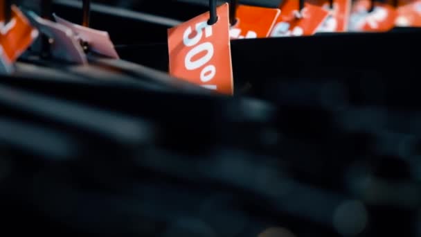 Close-up de produtos de denim marcados com descontos de vários tamanhos — Vídeo de Stock