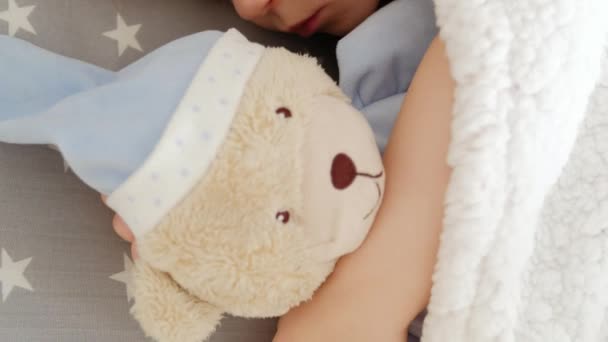 Close-up of a cute tidur gadis cantik di atas bantal dengan beruang — Stok Video