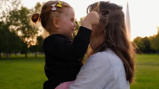 Jonge moeder houdt haar kleine gelukkige dochter en cirkels haar — Stockvideo