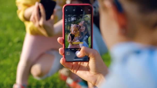 Padre joven no identificado toma fotos de su familia — Vídeos de Stock