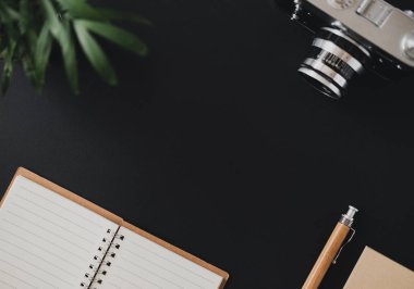 Bir düz açık defter kağıt kalem üst görünümü