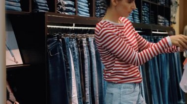 Şeyler üzerinde çalışırken rahat giyim güzel bir genç kadının Arka görünümü