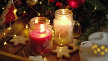 Cam kavanoziki parlak güzel yanan Noel mumlar