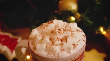 Marshmallow ve tarçın ile kakao ile bir Noel kupa yakın çekim
