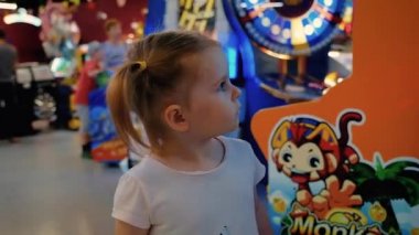 Beyaz kız slot makineleri ile salonda yürüyüş