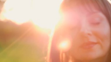 En sevdiği online radyoyu dinleyen rüya gibi genç bir kadının yakın çekim portresi