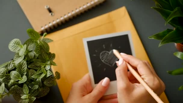 Primer plano de la mano de una joven con una hermosa manicura dibujar un corazón — Vídeo de stock