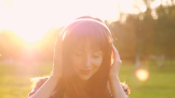 Retrato de una hermosa joven sensual escuchando música — Vídeo de stock