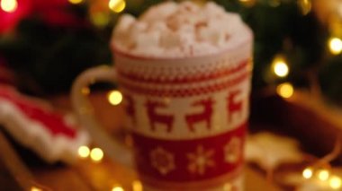 Marshmallow ve tarçın ile lezzetli aromatik kahve yakın çekim