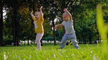 Büyüleyici neşeli küçük çocuklar erkek ve kız kardeşi eğlenin