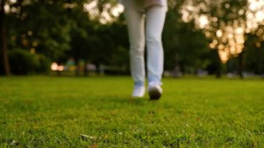 Genç kadın geri dönüşümlü hammadde simgesi ile kağıt torbalar ile bir kutu tutar