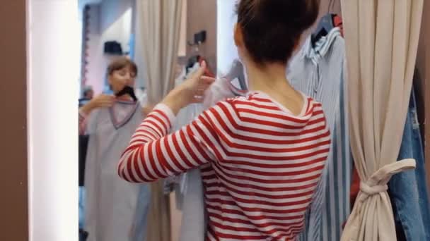 Vista posteriore di una bella giovane donna in abbigliamento casual provare le cose — Video Stock