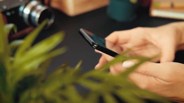 Närbild av händerna på en ung okänd kvinna sitter vid ett bord — Stockvideo