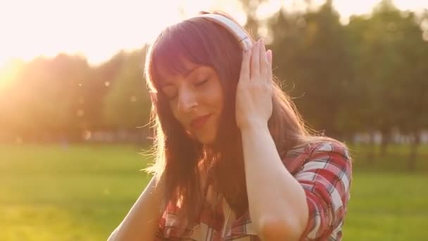 Porträtt av en charmig ung positiv kvinna lyssnar på favorit online radio — Stockvideo