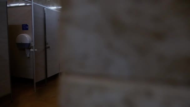 Kamera yavaş yavaş boş bir kamu erkekler tuvaletine girer — Stok video