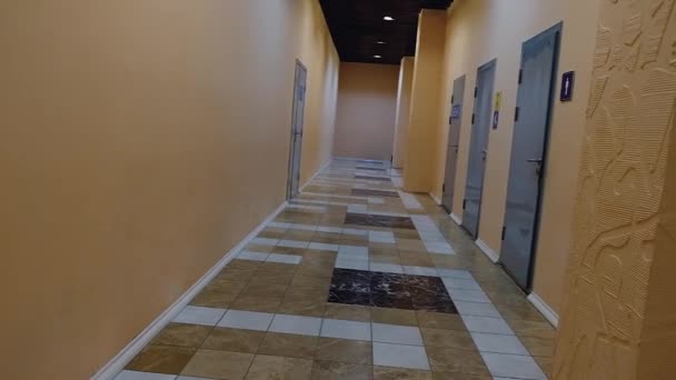 Kameran roterar runt sin axel medan den passerar genom den tomma korridoren — Stockvideo