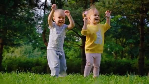 Χαρούμενα όμορφα μικρά παιδιά αδελφός και αδελφή χορεύουν και διασκεδάζουν — Αρχείο Βίντεο