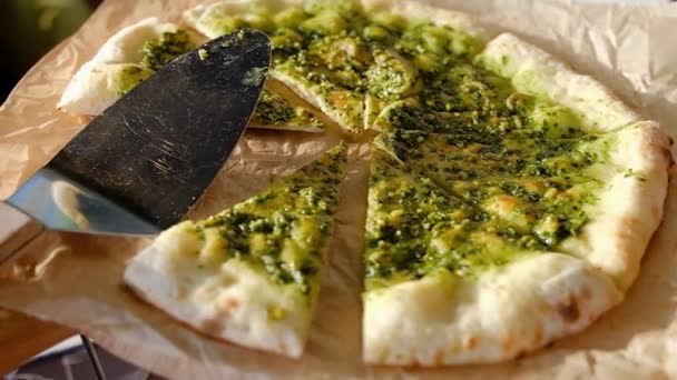 Close-up Vegetarische pizza geserveerd naast serveren Troffel leugens op papier — Stockvideo
