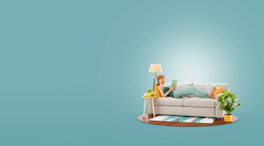 Genç ve güzel bir bayan evindeki kanepede uzanmış kitap okuyor. Eğitim ve eğitim kavramı. Alışılmadık 3d illüstrasyon