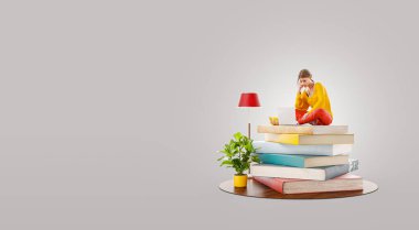 Dizüstü bilgisayarda bir yığın kitabın üzerinde oturan bir kadının alışılmadık 3D çizimi.