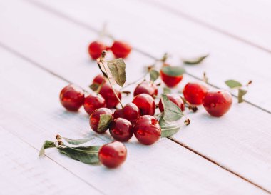 Tahta masada taze kirazlar.