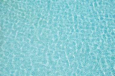 Dalgalanan su yüzeyi ve yüzme havuzunda güneş yansıması