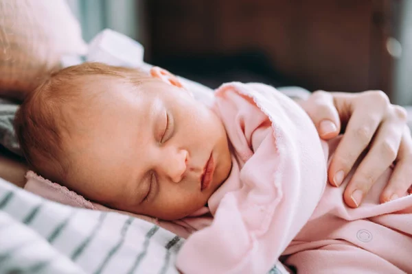 Lindo Bebé Durmiendo Con Madre Concepto Familia Feliz —  Fotos de Stock