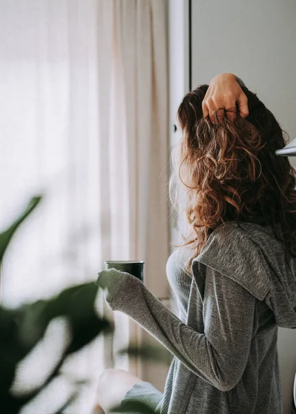 Mladá Hezká Žena Pije Kávu Sedí Doma Kuchyni Dívá Okna — Stock fotografie